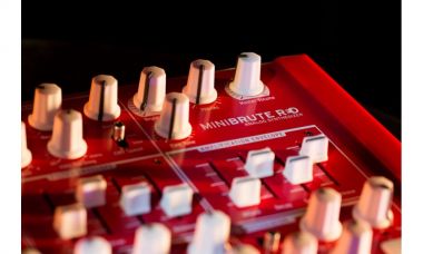 Arturia MiniBrute Red аналоговый синтезатор